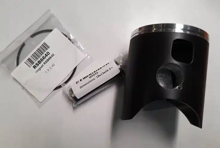 Píst Wossner KTM (2T) SX 250 (SX250) 06-22, EXC 250 (EXC250) 06-22, TPI 18-22, FREERIDE 250R 14-18, HUSQVARNA TC/TE 250 14-22, BETA RR 250 13-22 (66,34mm), (ploché dno válcovaný okraj), (1 kroužek) kovaný, RACE, ladění HEAD Přímo Od Výrobce